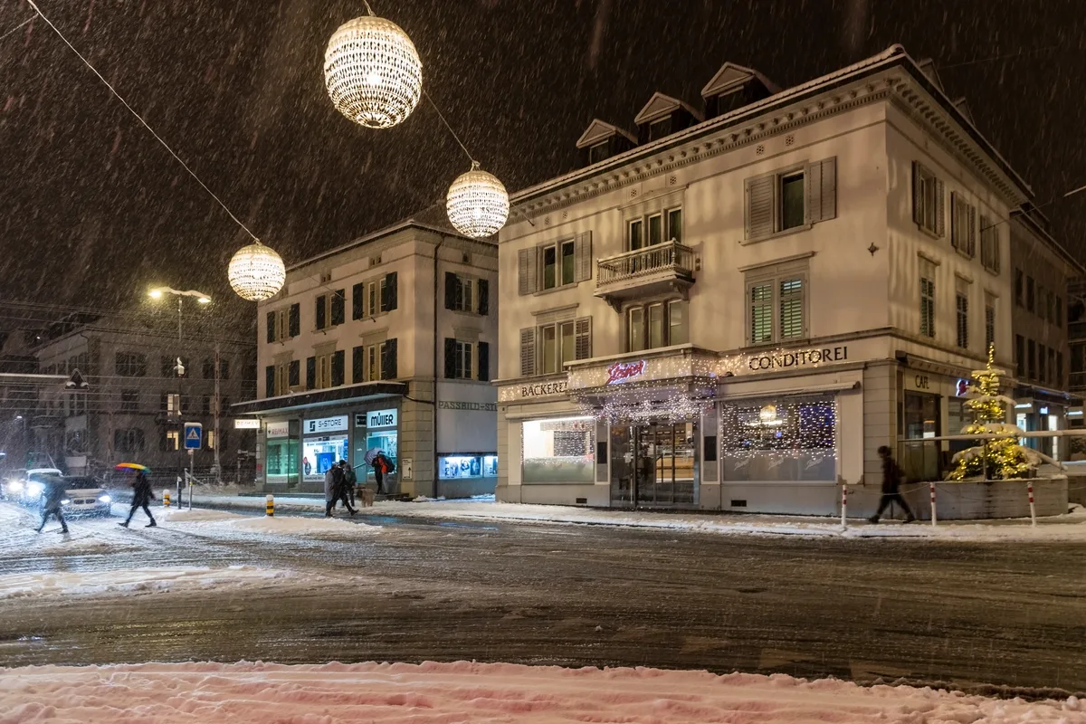 Auch im Zentrum von Uster schneite es ausgiebig. Die Weihnachtsbeleuchtung in Uster erhellt wieder die Winternächte.